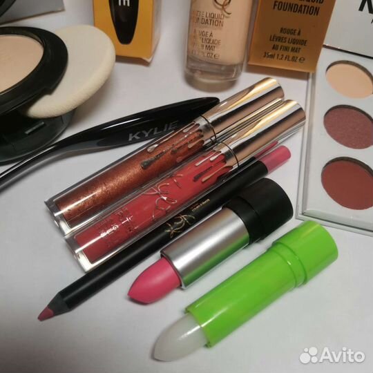 Пакетом Набор косметики для визажиста