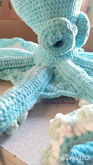 Огромный плюшевый осьминог