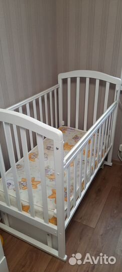 Детская кроватка с поперечным маятником