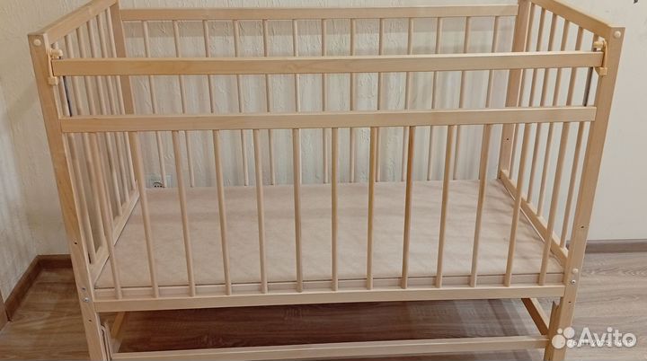 Детская кроватка с маятником и матрасом