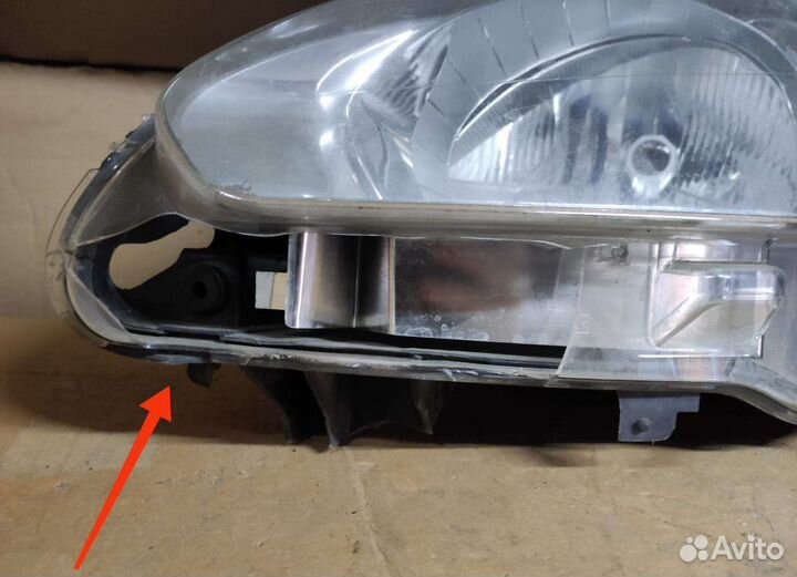 Фара левая битая Pegeout Partner 2012