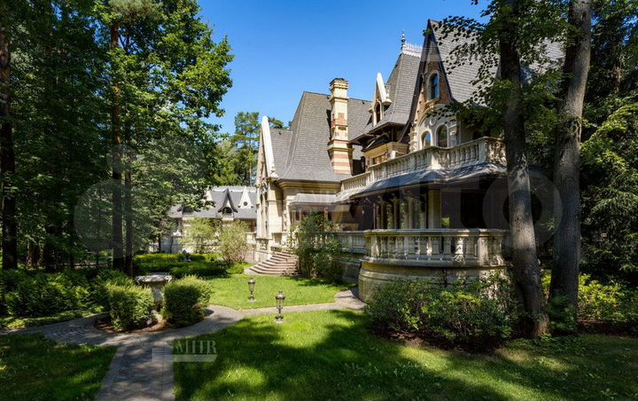 Дом 2164 м² на участке 57 сот.