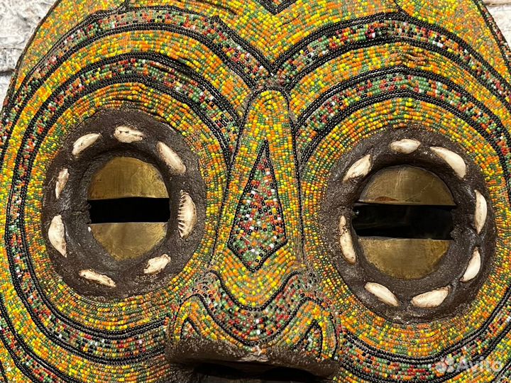 Редкая африканская деревянная маска с бисером