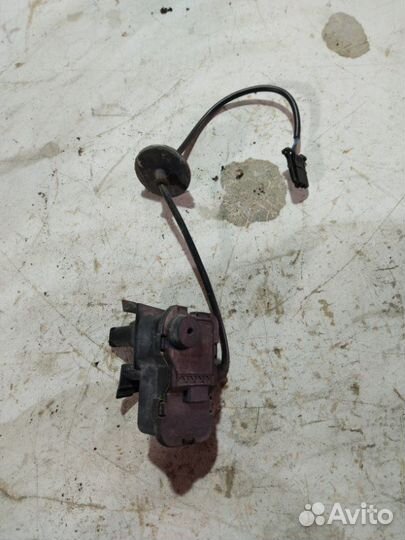 Активатор лючка бензобака Volkswagen Golf 5G1 cjza