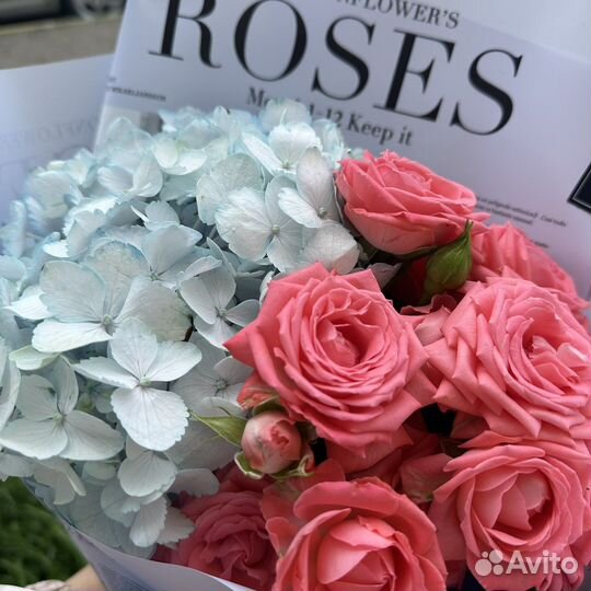 Гортензия с кумтовой розой в букете