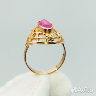 Золотое кольцо с камнем 18,5р