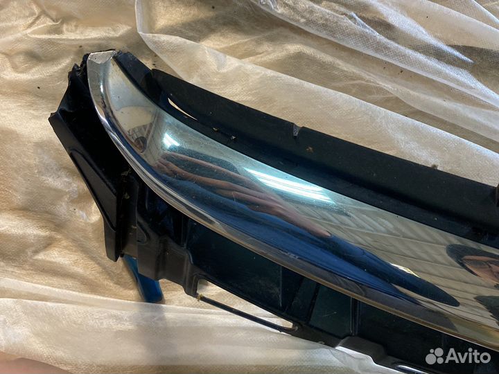 Молдинг решетки радиатора Opel Astra j