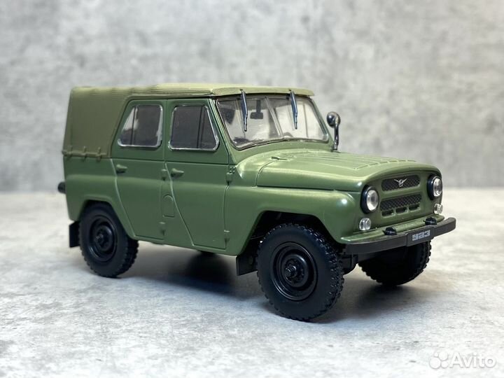 Коллекционная модель уаз-469Б хаки 1:43