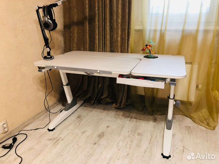 Детский письменный стол