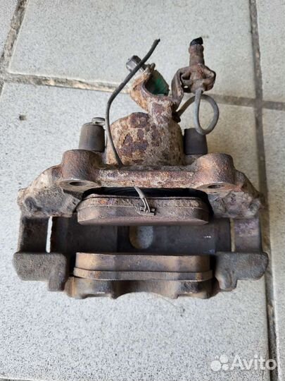 Передний правый суппорт audi a6 c4 100 45