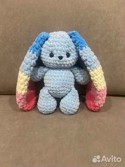 Плюшевый вязаный зайчик