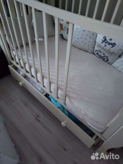 Детская кроватка с маятником и ящиком