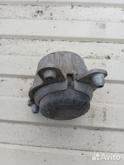 Опора двигателя правая Mercedes-Benz C 205 W205