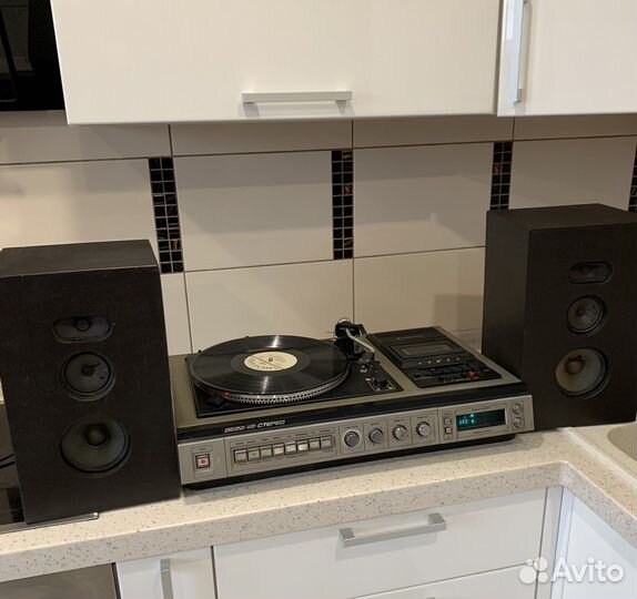 Проигрыватель проигрывает пластинки