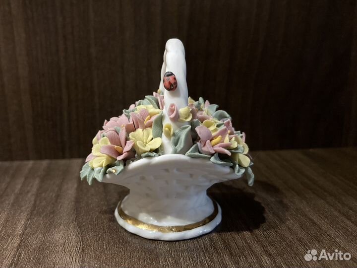 Фарфоровая статуэтка Цветы в корзине