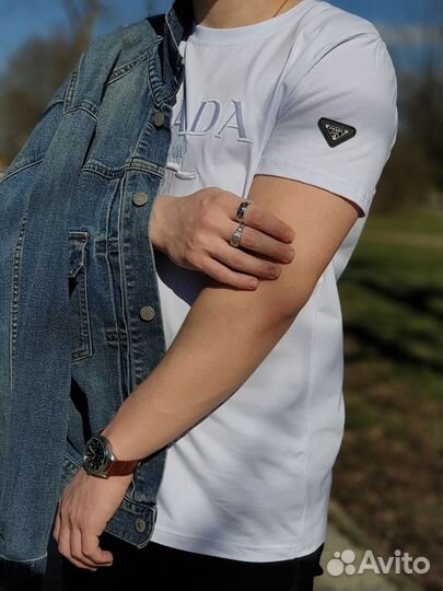 Уникальный стиль с футболкой Prada