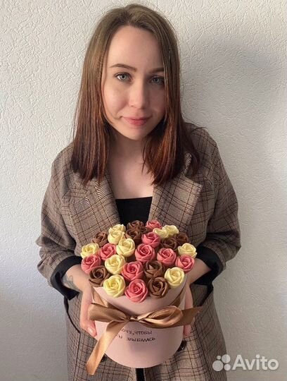 Шоколадные розы пионы в шляпной коробке