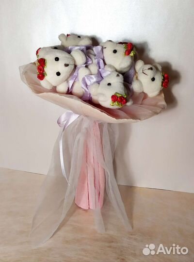 Декоративный розовый букет из медведей