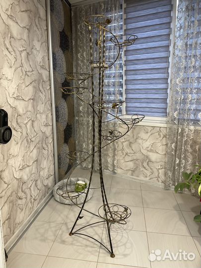 Кованая стойка под цветы