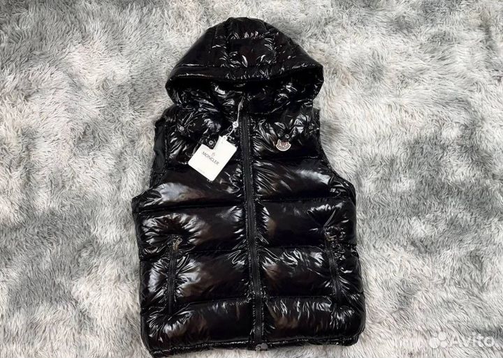 Глянцевая жилетка Moncler