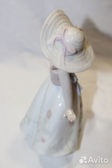 Фигурка фарфоровая 