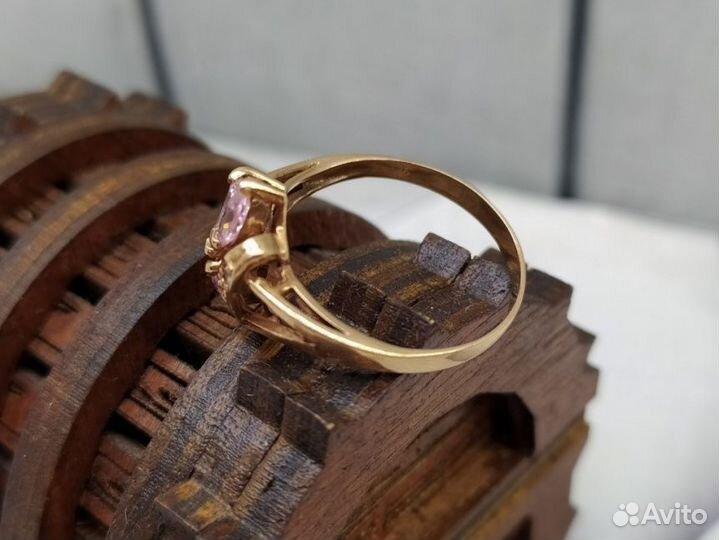 Золотое кольцо 585 пробы, массой 2,38 грамма(Р18)