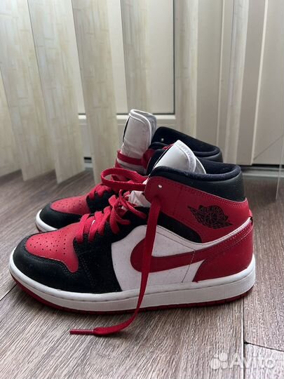 Кроссовки Nike Jordan 1 женские 37 размер бу