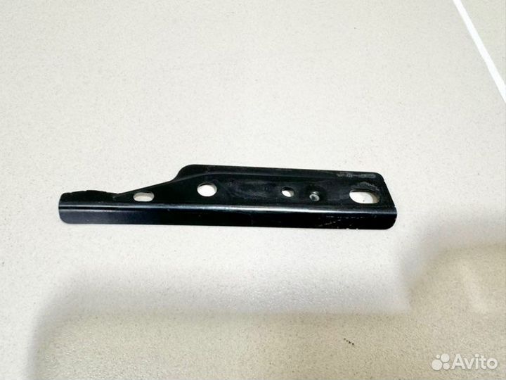 Крепление бампера переднее Mercedes-Benz E-Klasse