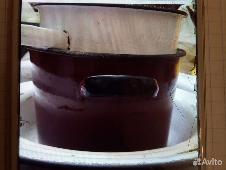 Старые тазы и кастрюли