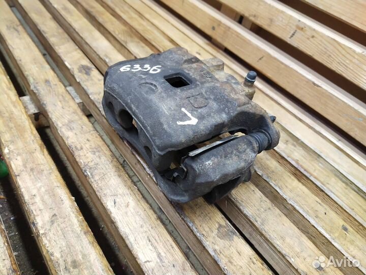 Суппорт тормозной передний левый Nissan Teana J31