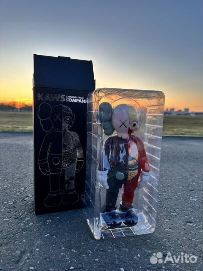 Колекионная игрушка kaws