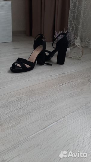 Продаю босоножки
