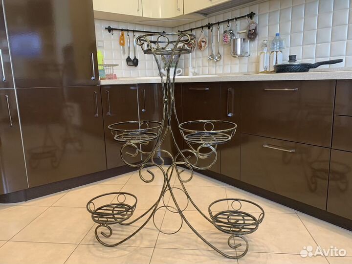 Стильная кованая этажерка для цветов