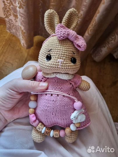 Вязаная игрушка Зайка в платье