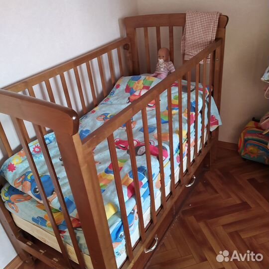 Детская кроватка с маятником и ящиком