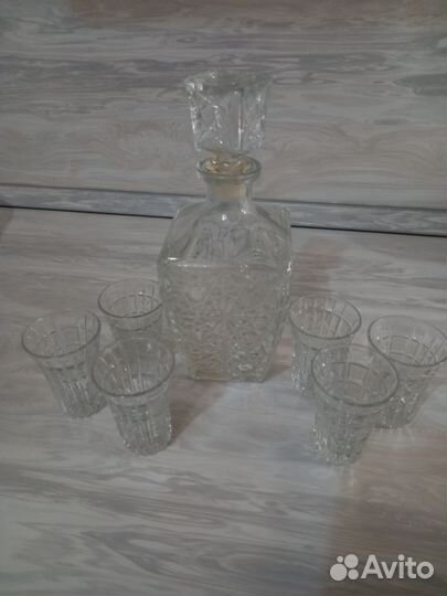 Графин хрустальный и рюмки