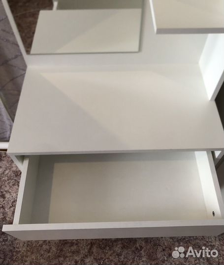 Косметический столик с зеркалом