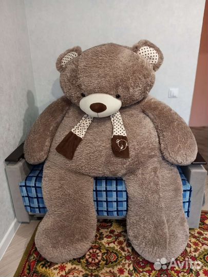 Большой плюшевый медведь