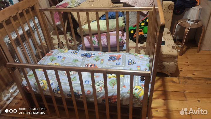 Детская кроватка с маятником