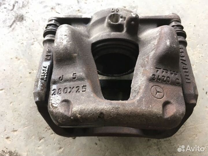 Суппорт передний правый Mercedes-Benz B-Class W246