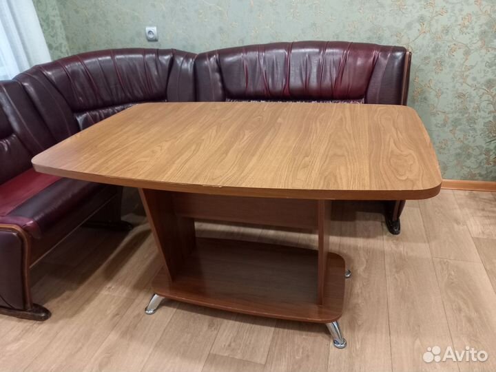 Кухонный уголок со столом