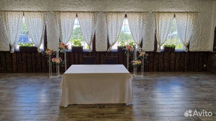 Стойки с цветами для украшения зала