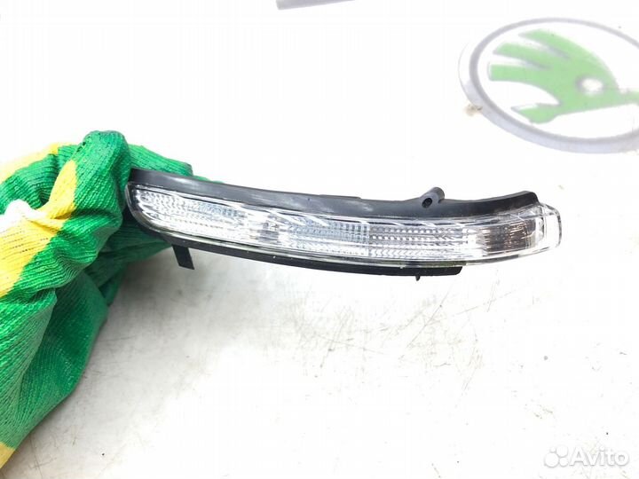 Поворотник зеркала заднего вида правый Skoda