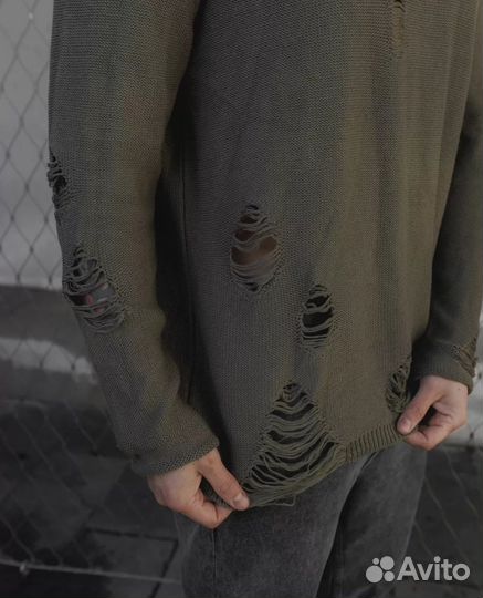 Рваный мужской свитер