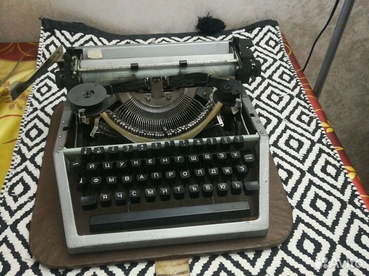 Пишущая печатная машинка москва ссср(раритет)
