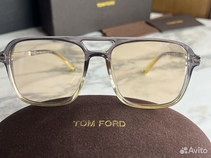 Солнцезащитные очки Tom Ford унисекс