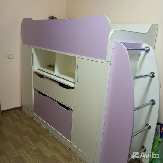 Детская кровать чердак со столом и шкафчиками