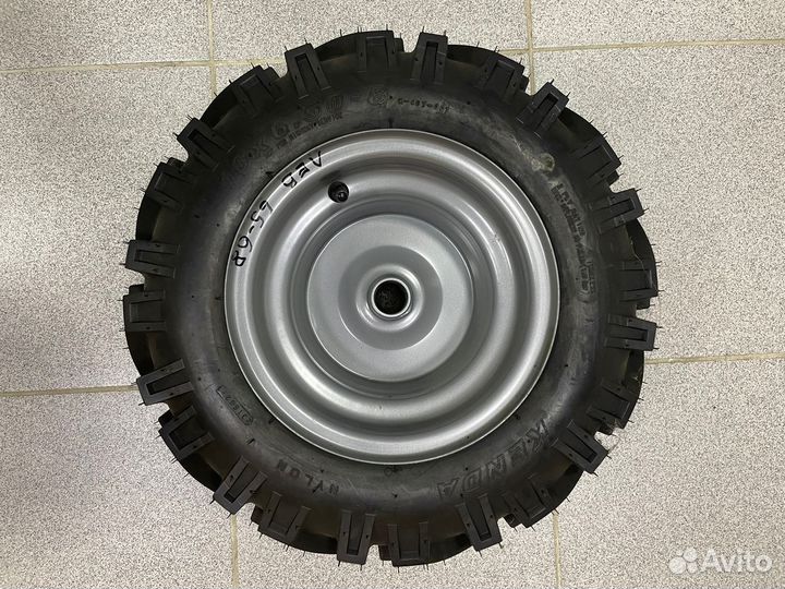Запасное колесо для снегоуборочной машины