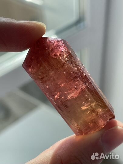 Кристалл турмалин рубеллит (эльбаит)