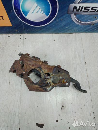 Педаль тормоза Nissan qashqai J11